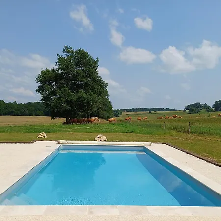 Holiday home Maison Typique Et Roulotte Vue Sur Le Chateau D'hautefort