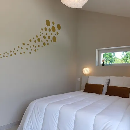 Maison Typique Et Roulotte Vue Sur Le Chateau D'hautefort Holiday home