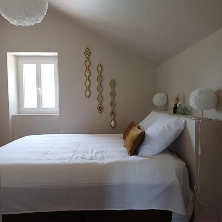 Holiday home Maison Typique Et Roulotte Vue Sur Le Chateau D'hautefort Hautefort