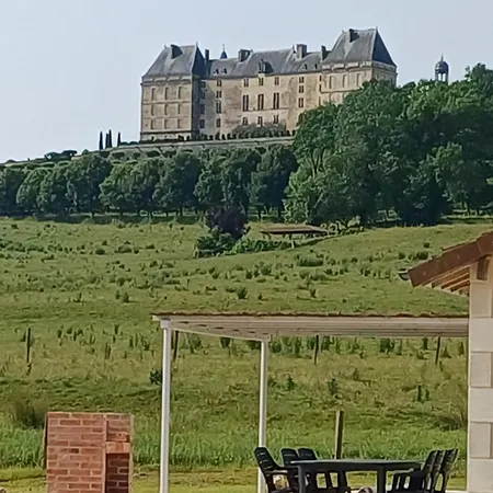 Maison Typique Et Roulotte Vue Sur Le Chateau D'hautefort