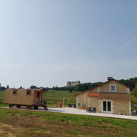 Holiday home Maison Typique Et Roulotte Vue Sur Le Chateau D'hautefort