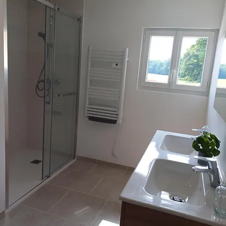 Maison Typique Et Roulotte Vue Sur Le Chateau D'hautefort Holiday home Hautefort
