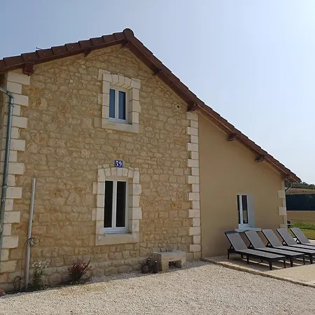 Maison Typique Et Roulotte Vue Sur Le Chateau D'hautefort * Hautefort