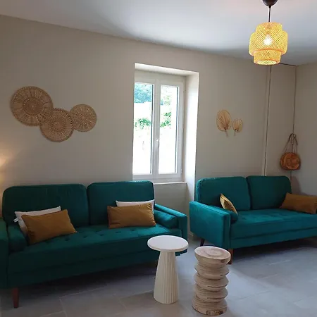 Holiday home Maison Typique Et Roulotte Vue Sur Le Chateau D'hautefort Hautefort