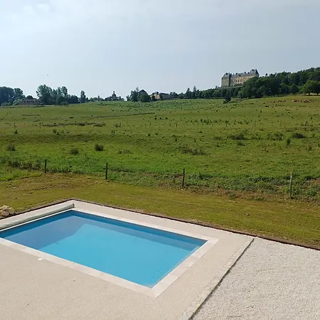Maison Typique Et Roulotte Vue Sur Le Chateau D'hautefort * Hautefort