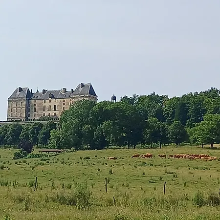 Maison Typique Et Roulotte Vue Sur Le Chateau D'hautefort * Hautefort