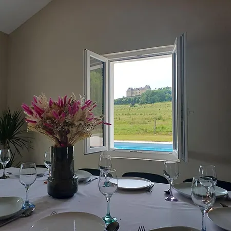 Maison Typique Et Roulotte Vue Sur Le Chateau D'hautefort Holiday home Hautefort